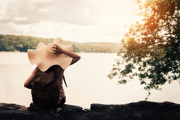 Voyage femme relaxante après le confinement Partons en vacances et vivons nos vies