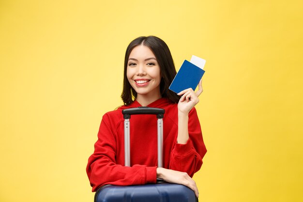 Voyage de femme. Voyageur de belle jeune femme asiatique avec passeport et valise