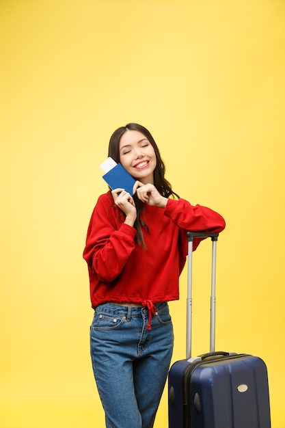 Voyage de femme. Voyageur de belle jeune femme asiatique avec valise et passeport