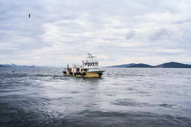 Photo voyage en ferry vers les îles des princes depuis istanbul bateau de pêche jaune