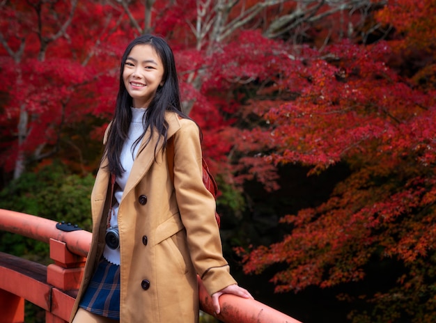 Voyage fille asiatique en automne parc dans le temple