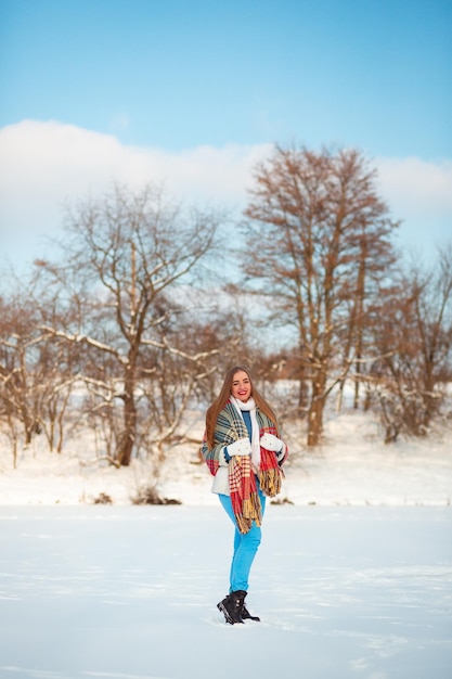 Voyage d'hiver au lac Une écharpe blanche un pantalon chaud et un sourire sincère