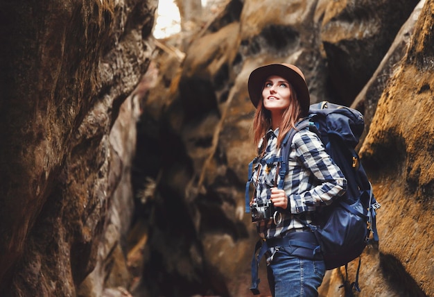 Voyage jeune femme portant un chapeau brun