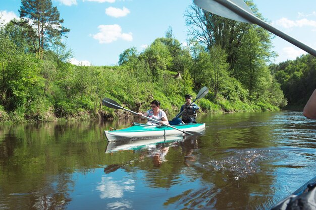 Voyage en kayak en famille Un couple marié âgé ramant un bateau sur la rivière une randonnée aquatique une aventure estivale Sports liés à l'âge jeunesse mentale et tourisme de santé vieillesse active