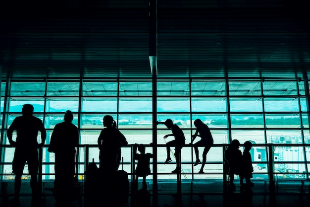 Voyage Avec Kids Concept. Silhouette De Famille Dans Le Terminal De Départ à L'aéroport