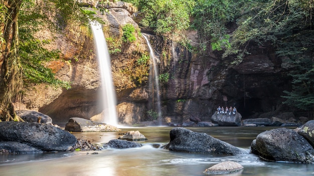 Photo voyage et liberté en admirant la vue de cascade tropicale à khao yai nakhonratchasima