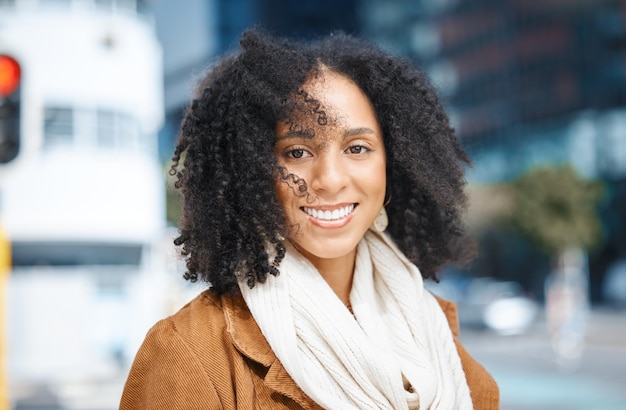 Voyage libre et portrait d'une femme noire dans une ville heureuse et souriante en vacances sur fond urbain Visage souriant et touriste en vacances à New York joyeux et se détendre au centre-ville pour explorer