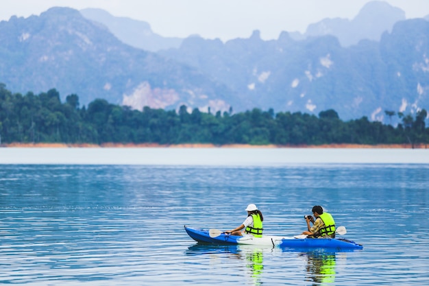 Voyage et lune de miel Kayak et canoë avec amoureux. vue montagne