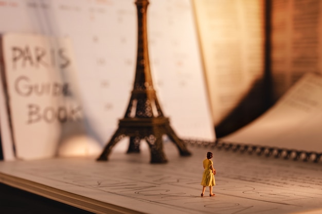 Voyage à Paris, en France. une femme touristique miniature en regardant la tour Eiffel