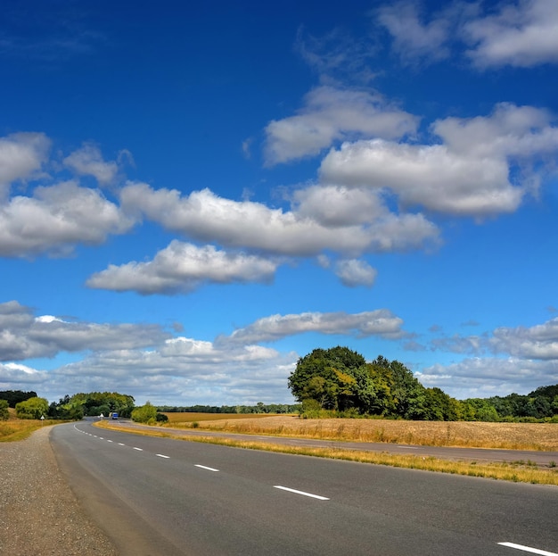 Voyage de paysage de nuage de route et de ciel d'asphalte