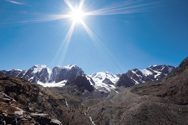 Photo voyage à pied dans les vallées de montagne.