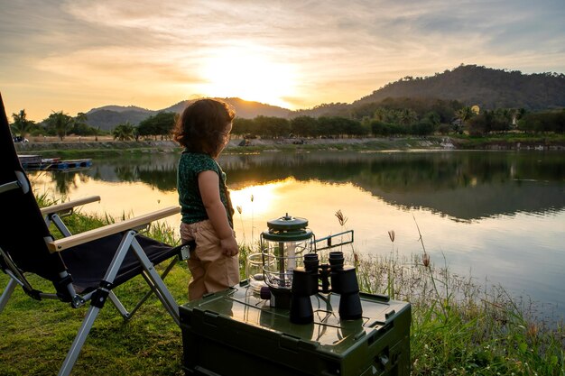 Voyage pour enfants et camping dans un parc naturel. Activité de plein air familiale et mode de vie de voyage en vacances.