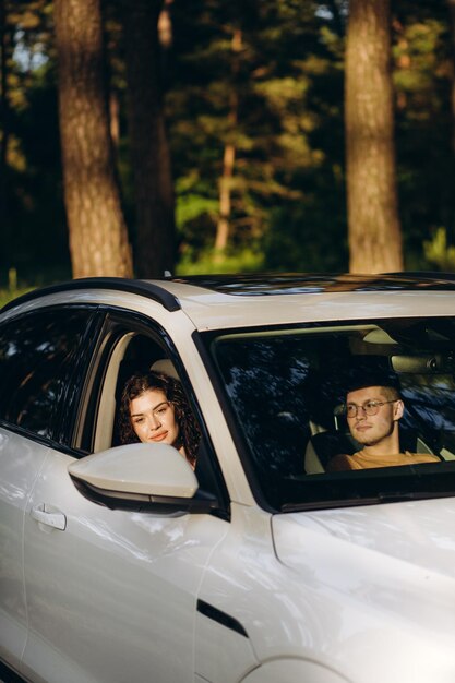 Voyage sur la route datant couple et concept de personnes heureux homme et femme conduisant en voiture cabriolet à l'extérieur