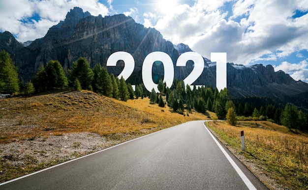 Voyage sur la route du Nouvel An 2021 et concept de vision future. Paysage naturel avec autoroute menant à la célébration de la bonne année au début de 2021 pour un départ frais et réussi.
