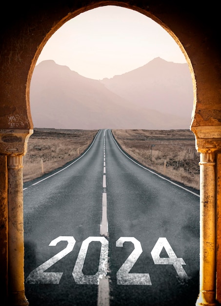 Voyage sur la route du Nouvel An 2024 et concept de vision future, vue à travers l'entrée de l'arche