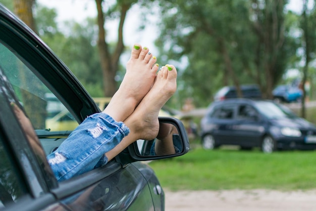 Voyage sur la route d'été concept de vacances en voiture Jambes de femme par les fenêtres en voiture Liberté conceptuelle voyage et vacances image