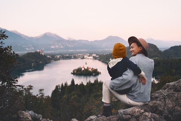 Voyage Slovénie avec enfants Voyage en famille Europe Mère avec enfant regardant sur le lac de Bled