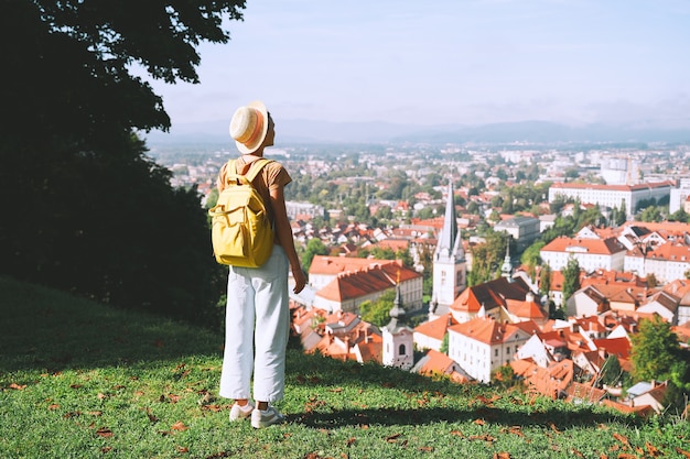 Voyage Slovénie Europe Touriste regardant la vue panoramique sur le paysage urbain avec toit rouge de Ljubljana