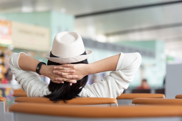 Voyage en solo, voyageur asiatique en attente du vol à l'aéroport