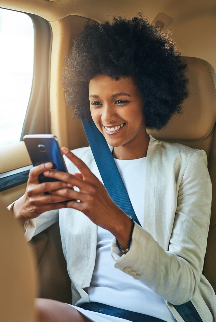 Photo voyage avec un sourire et une femme dans un taxi avec un téléphone pour la localisation, le traqueur, la navigation ou la connexion au trajet transport par smartphone et une fille dans un taxi pour une application mobile pour la carte en ligne de la destination ou la conduite en voiture