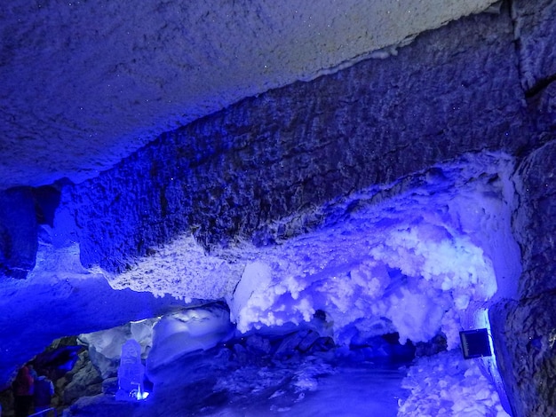 Voyage à travers la grotte de glace