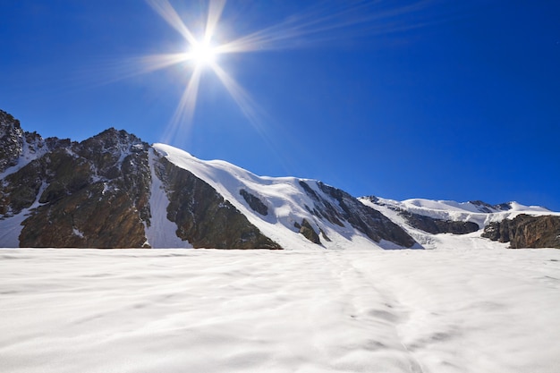 Voyage à travers les montagnes de l'Altaï jusqu'à Aktru.