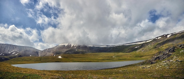 Photo voyage à travers la vallée des montagnes de l'altai les sommets des montagnes les rivières les lacs et les glaciers la frontière de la russie et de la mongolie