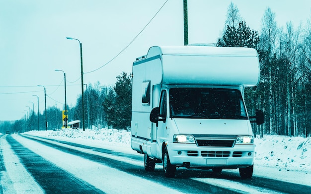 Voyage de vacances avec Caravan Car sur la route de neige d'hiver de la Finlande. Camping-car et été en voiture sur l'autoroute. Voyage de vacances en camping-car rv pour les loisirs. Balade en camping-car en minibus. Véhicule mini van.