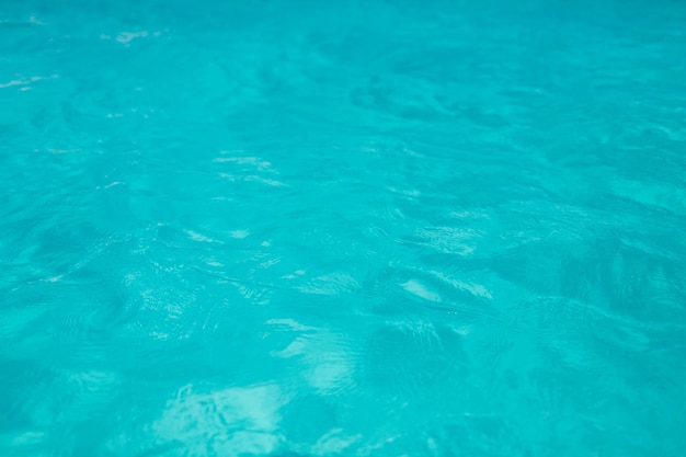 voyage, vacances et concept d'arrière-plan - eau dans la piscine, la mer ou l'océan