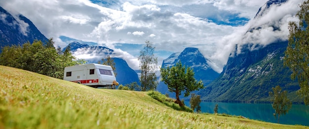 Voyage de vacances en famille en camping-car, voyage de vacances en camping-car, vacances en voiture caravane. Belle Nature Norvège paysage naturel.