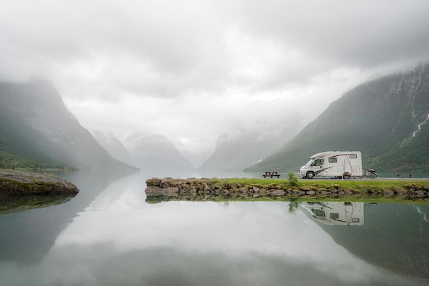 Voyage de vacances en famille en camping-car, voyage de vacances en camping-car, vacances en voiture caravane. Belle Nature Norvège paysage naturel.