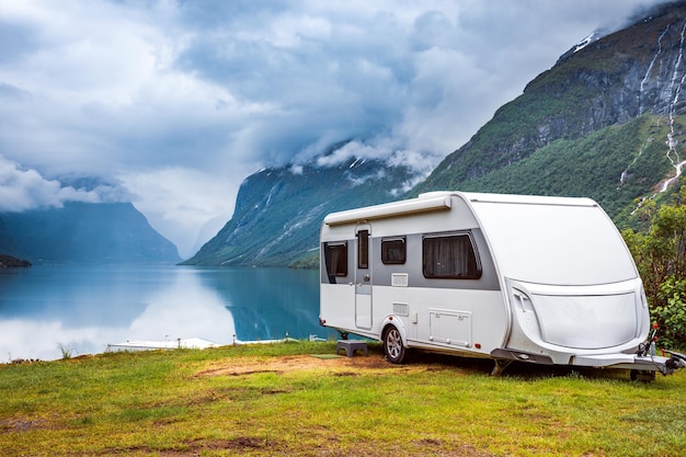 Voyage de vacances en famille en camping-car, voyage de vacances en camping-car, vacances en voiture caravane. Belle Nature Norvège paysage naturel.