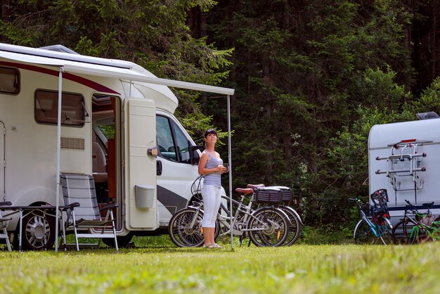 Voyage de vacances en famille, voyage de vacances en camping-car, Caravan Car Vacation VR. Belle Nature Italie paysage naturel Alpes.