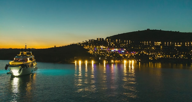 Voyage vacances paradis yacht ancré les montagnes de la côte méditerranéenne et yacht de luxe en mer