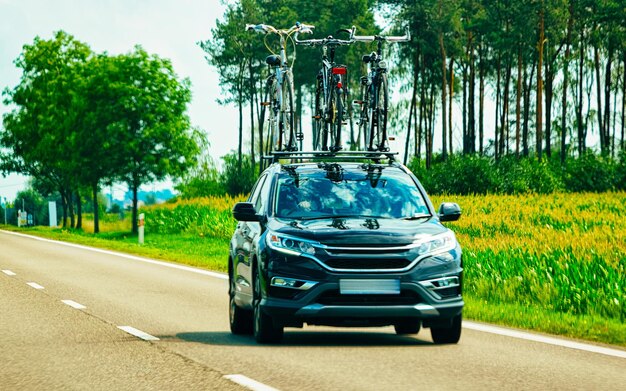 Voyage de vacances avec voiture à vélo sur route en Pologne, superbe design à toutes fins. Conduite d'été sur l'autoroute. Voyage de vacances pour les loisirs. Balade en mouvement sur la nature. Décor et paysage.