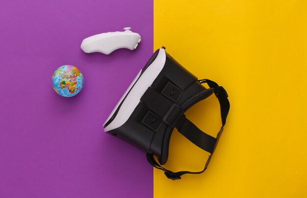 Voyage virtuel. Casque de réalité virtuelle avec globe, joystick sur fond violet jaune. Vue de dessus