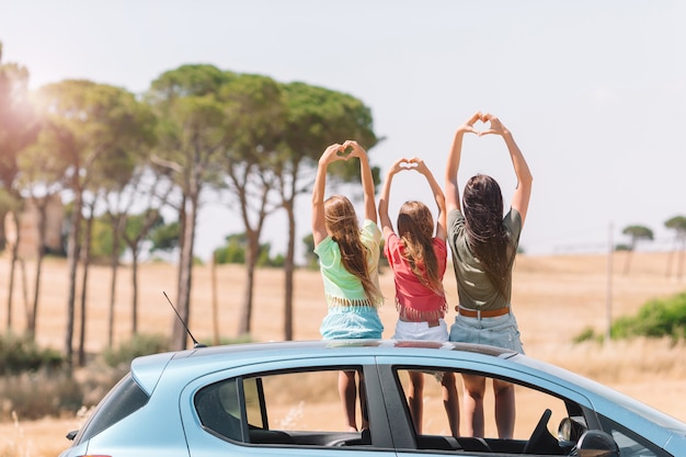 Voyage en voiture en été et jeune famille en vacances