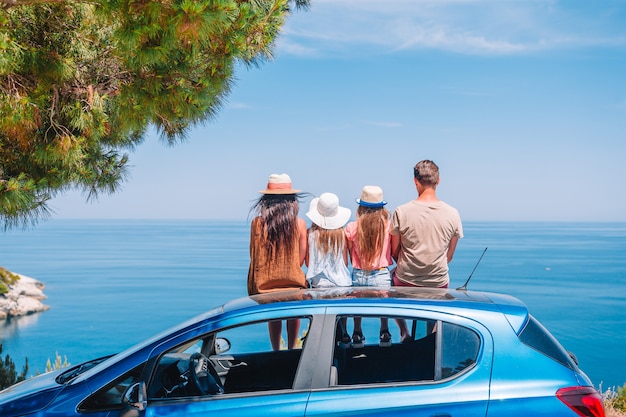 Voyage en voiture en été et jeune famille en vacances