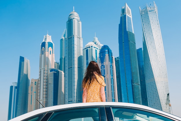 Voyage en voiture d'été et jeune femme en vacances