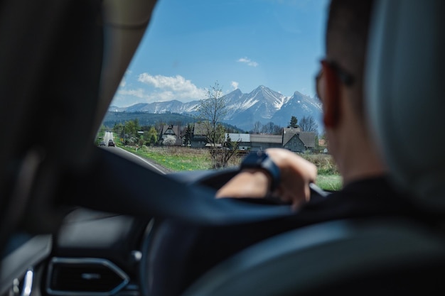 Voyage en voiture à la montagne