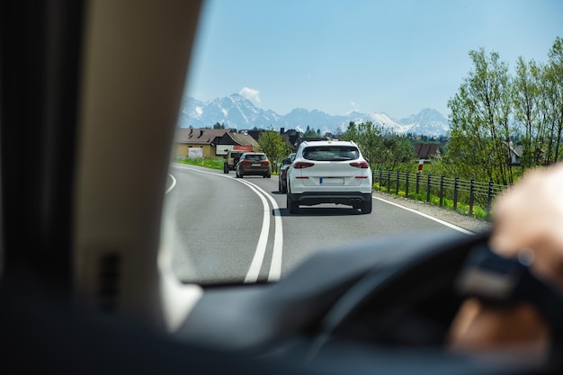 Voyage en voiture à la montagne