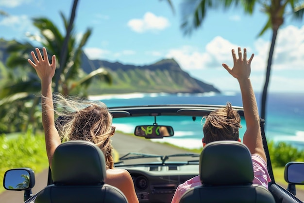 Photo voyage en voiture vacances couple heureux conduisant une voiture décapotable en voyage d'été bras en l'air s'amusant somme