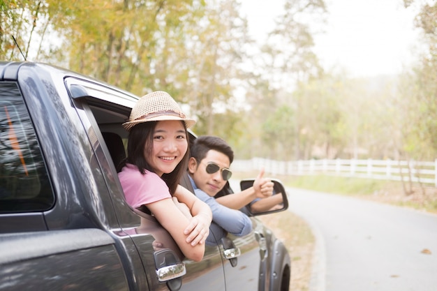 Voyage en voiture et voyage sur la route