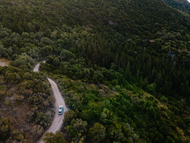 Voyage en voiture vue aérienne du déplacement par la route du sentier