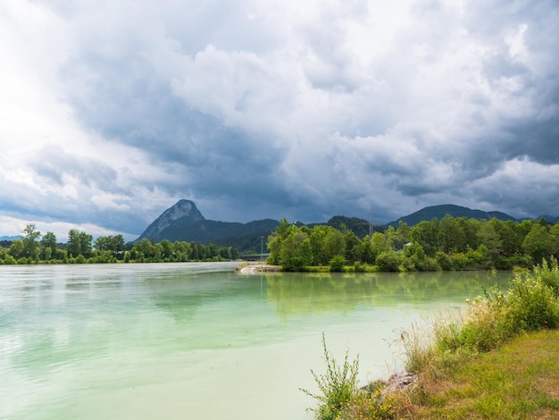 Voyager en Bavière, la rivière Inn sur fond des Alpes