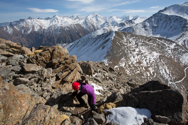 Voyager dans les montagnes enneigées