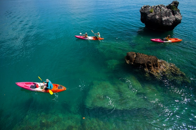 Voyager en kayak sur la mer à la journée ensoleillée. Province de Krabi en Thaïlande