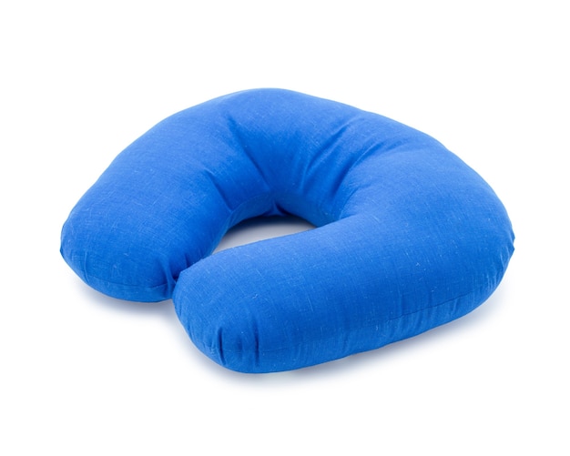 Voyager oreiller de couchage bleu, oreiller de cou bleu isolé sur fond blanc