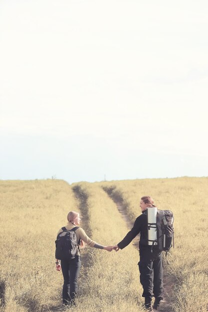 Voyager avec un sac à dos à pied et faire de l'auto-stop