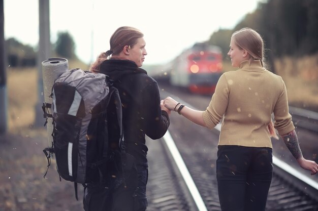 Voyager avec un sac à dos à pied et faire de l'auto-stop